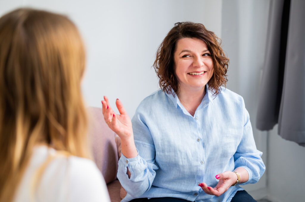 Joanna Gabryś-Trybała, dyrektor zarządzająca Prestige Lingua, w rozmowie z kursantką w Gdańsku