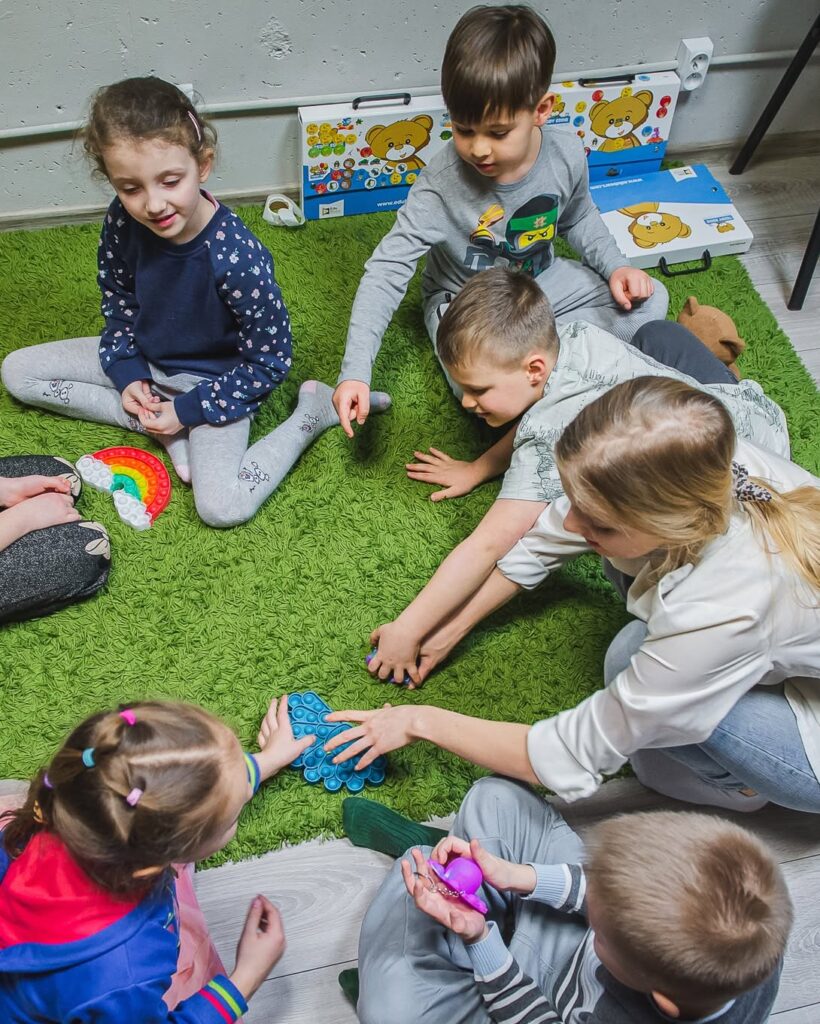 dzieci uczą się angielskiego przez zabawę na kursie Teddy Eddie w Gdańsku