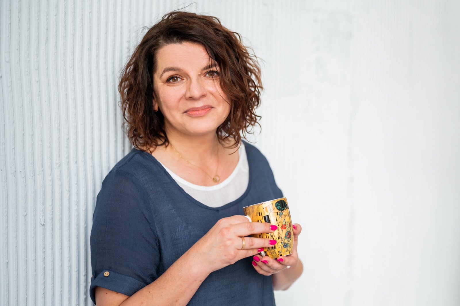 Joanna z kubkiem kawy — u nas jest jak w domu, tylko po angielsku